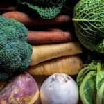 Råa vintergrönsaker med broccoli, morötter, kålrot och savojkål