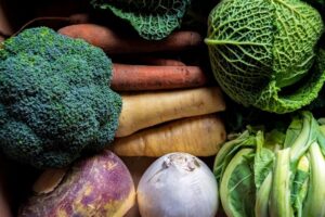 Råa vintergrönsaker med broccoli, morötter, kålrot och savojkål