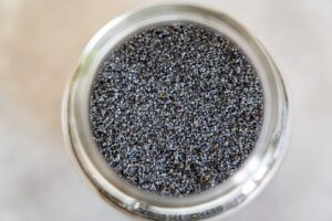 Glasburk fylld med små mörka frön, sedd ovanifrån