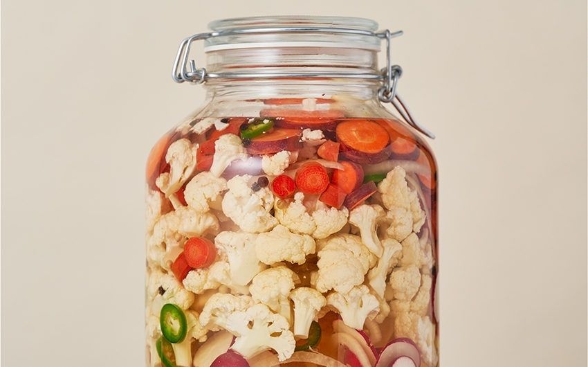 Glasburk med råa blomkål, morötter och chili i lag
